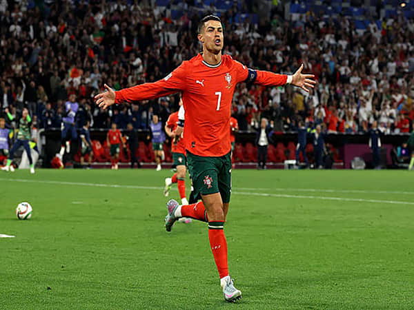 Cầu thủ thuận 2 chân chơi hay nhất thế giới - Cristiano Ronaldo