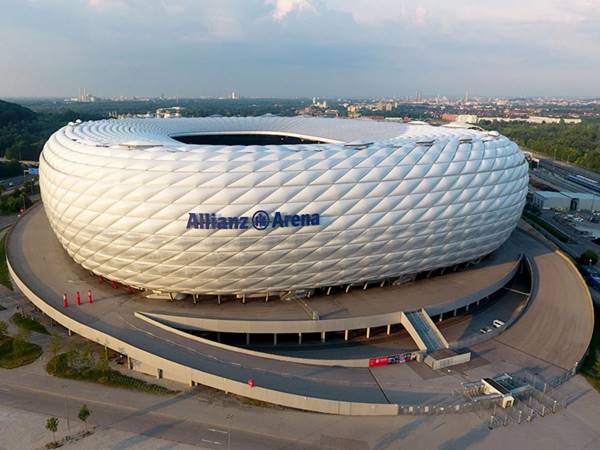 Bên ngoài sân vận động Allianz Arena Bên ngoài sân vận động Allianz Arena