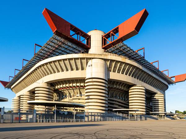 Bên ngoài sân San Siro trông đầy cổ kính Bên ngoài sân San Siro trông đầy cổ kính