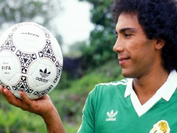 Hugo Sánchez là huyền thoại bóng đá Mexico 